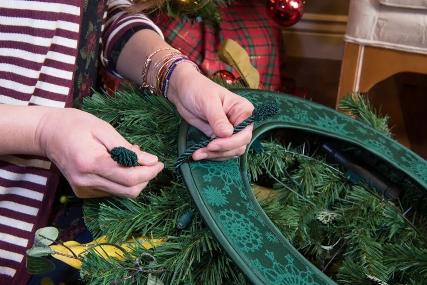 Village Lighting Deluxe Door Saver For Christmas Wreaths V-11101-DLX Discount