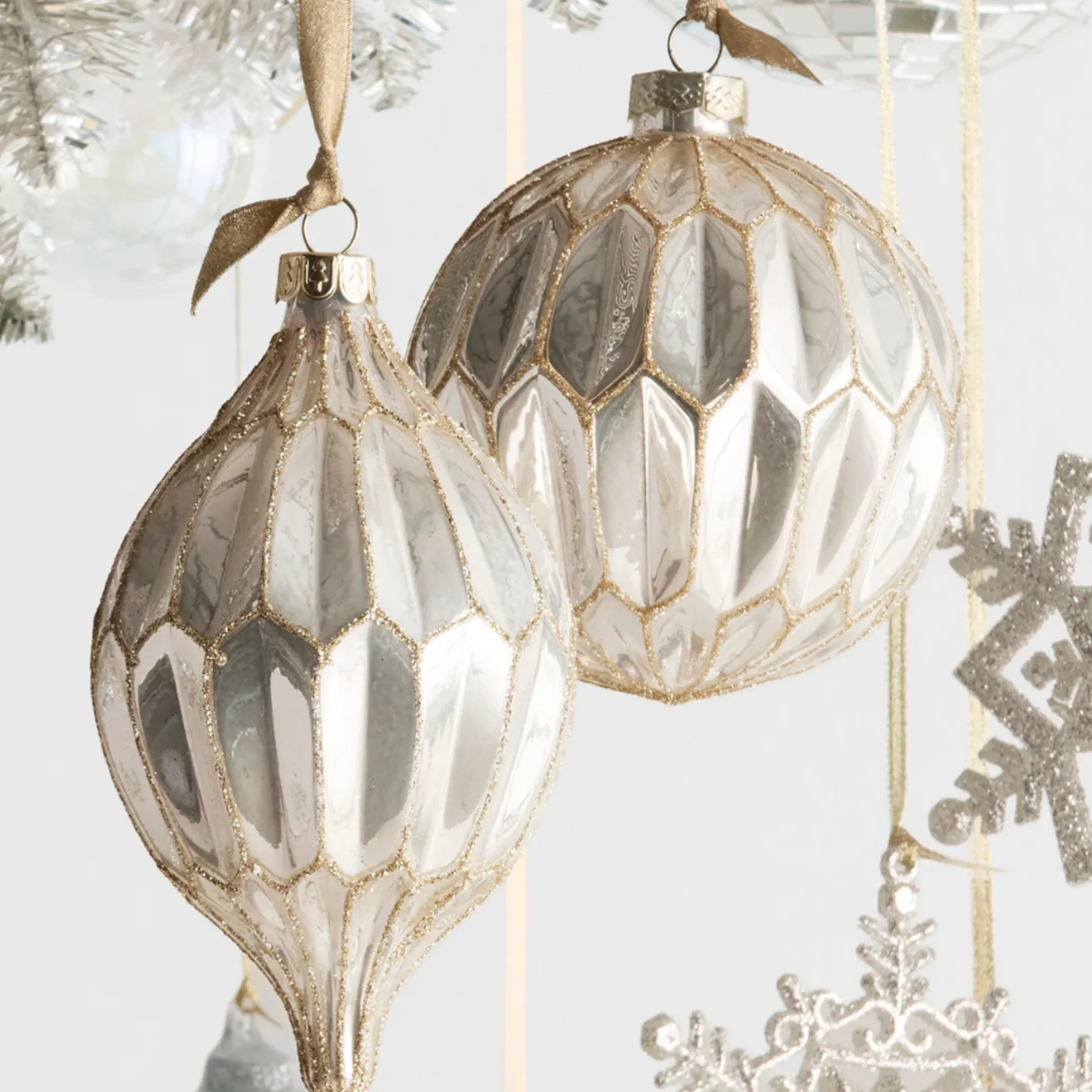 Raz Imports Raz 4" White Pearlescent Glass Ball or Final Christmas Ornament 4522896 Hot